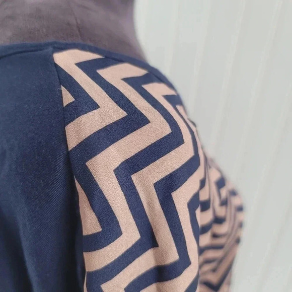 NWT Espresso Shirt Women's Blue Pink Zigzag Chevron Blouse Stretch Sz XL - Picture 8 of 8